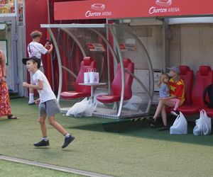 Pożegnianie Murawy na Chorten Arenie. Jagiellonia Białystok rozdaje boisko swoim kibicom