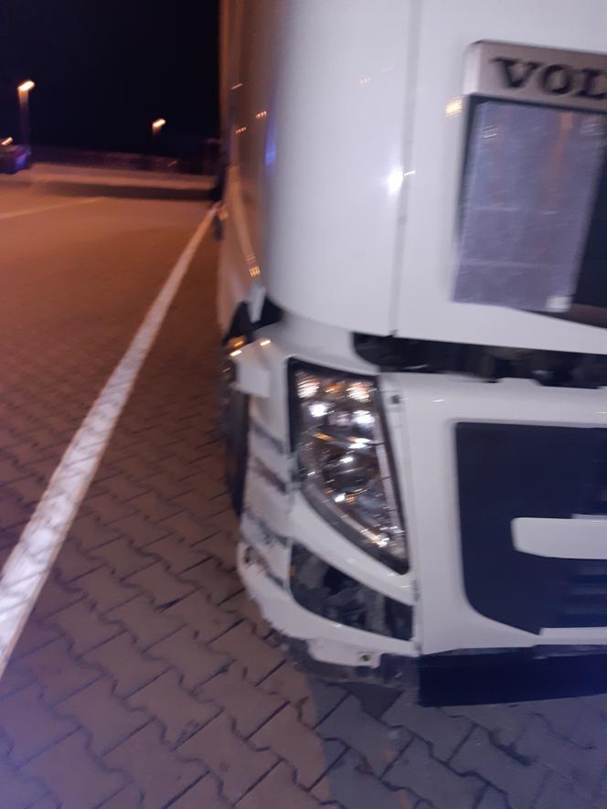 Pijany kierowca ciężarówki uszkodził samochody i zniszczył barierki