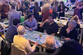 Obrzucili Santosa banknotami