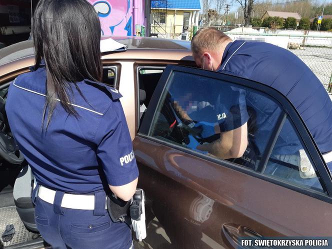 Pościg w Pińczowie. Kierowca ukrył się przed policją w kurniku