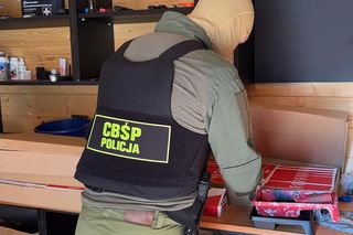 Starnowali bramę samochodem pancernym, obok lądował śmigłowiec z antyterrorystami. Spektakularna akcja policji na Mazowszu