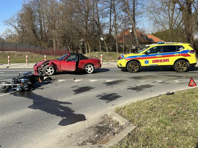 Motocyklista trafił do szpitala. Kierowca mazdy wymusił pierwszeństwo. Koszmarny wypadek w Warszawie