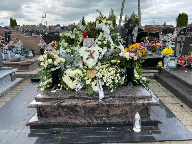 Pogrzeb Karoliny z Gocławia. Grób 23-latki utonął w kwiatach