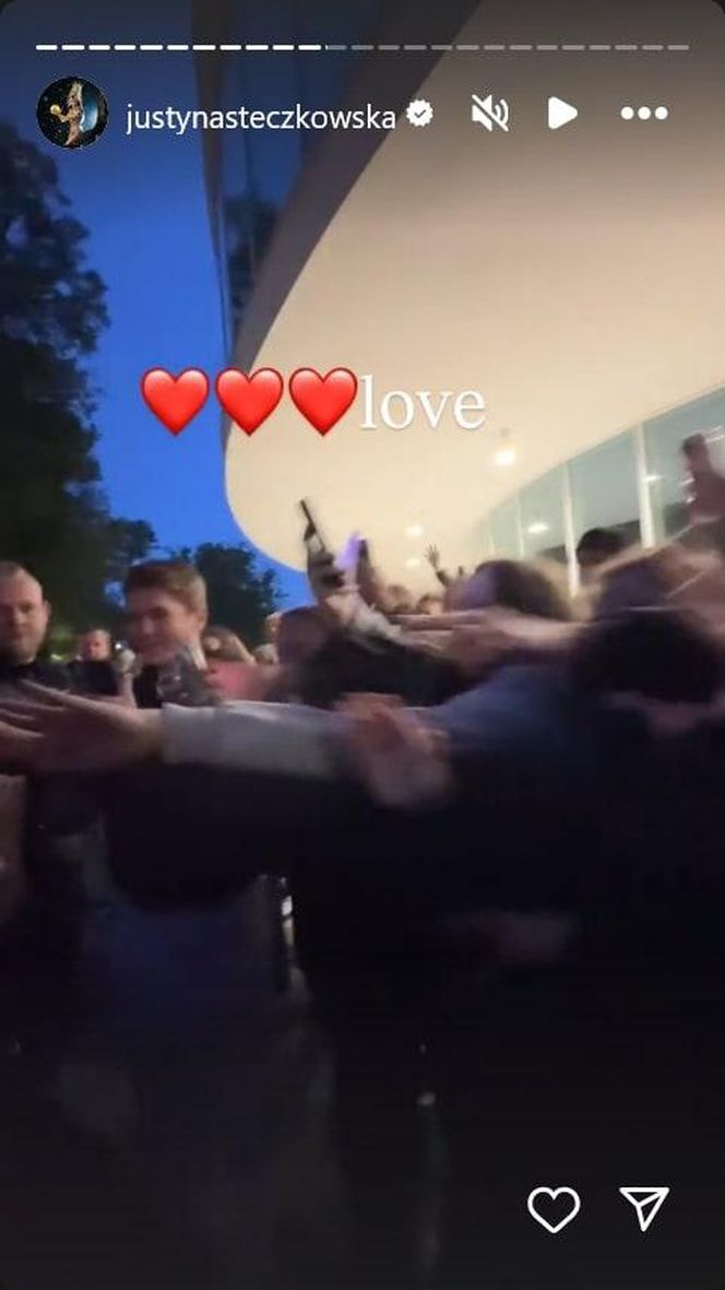 Justyna Steczkowska niczym papież! Gwiazda wyciąga rękę do fanów ze swojego jusiamobile