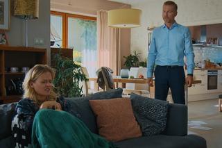 M jak miłość, odcinek 1699. Julia (Marta Chodorowska), Andrzej Budzyński (Krystian Wieczorek)