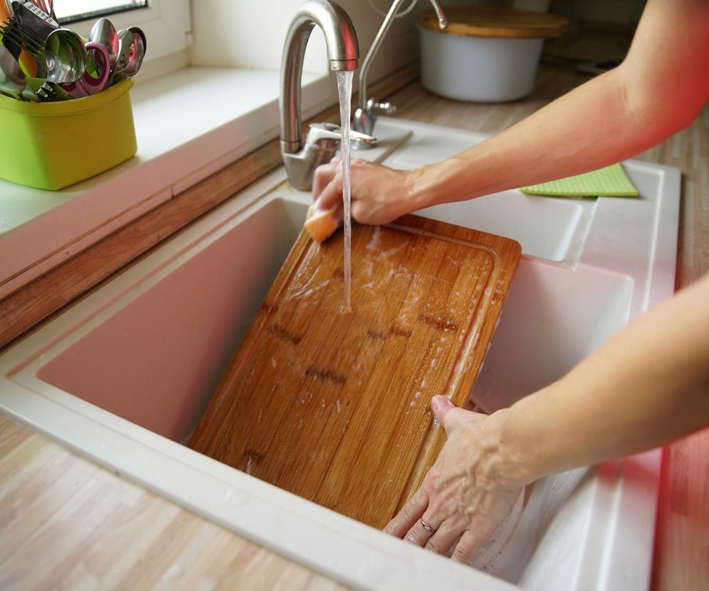 Jak myć deskę do krojenia, aby pozbyć się zarazków?