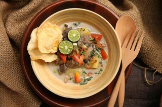 Indonezyjska zupa soto betawi - eksplozja smaków w jednej misce potrawy