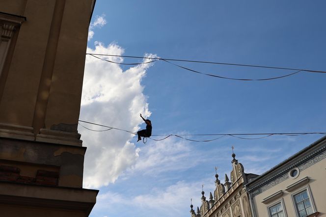 Spacerują po linach nad głowami przechodniów. Trwa Urban Highline Festival