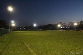 Gorzów: Piłkarze mogą dłużej trenować na murawie. Na boisku przy Myśliborskiej jest nowe oświetlenie