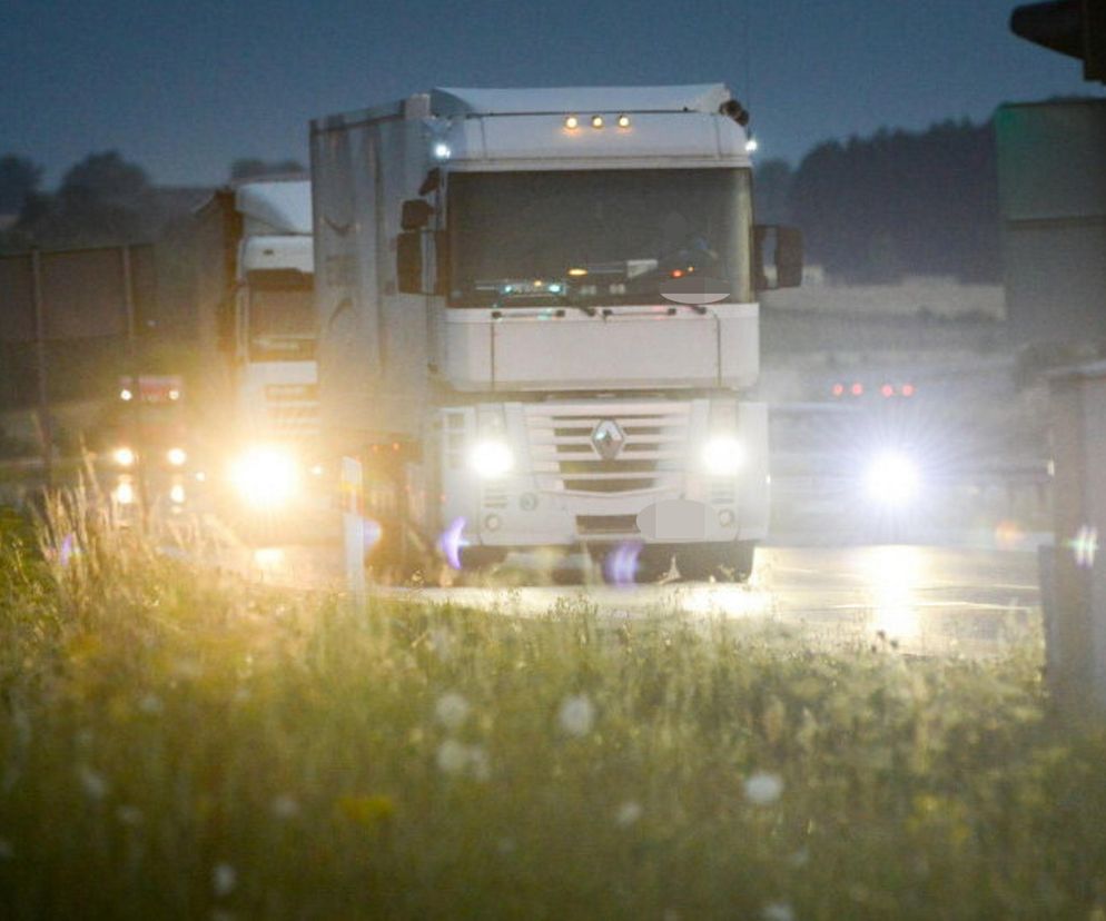 Śmiertelny wypadek na A4 pod Krakowem. Tir potrącił 80-latkę, która wysiadła z auta 