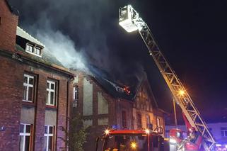 Tragiczny pożar w Czerwionce-Leszczynach. Spłonął dach zabytkowego familoka. Nie żyje jedna osoba