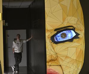 „Jedzenie w ciemności smakuje inaczej”. To jedyna taka restauracja w Warszawie. Odwiedziła ją nawet pierwsza dama