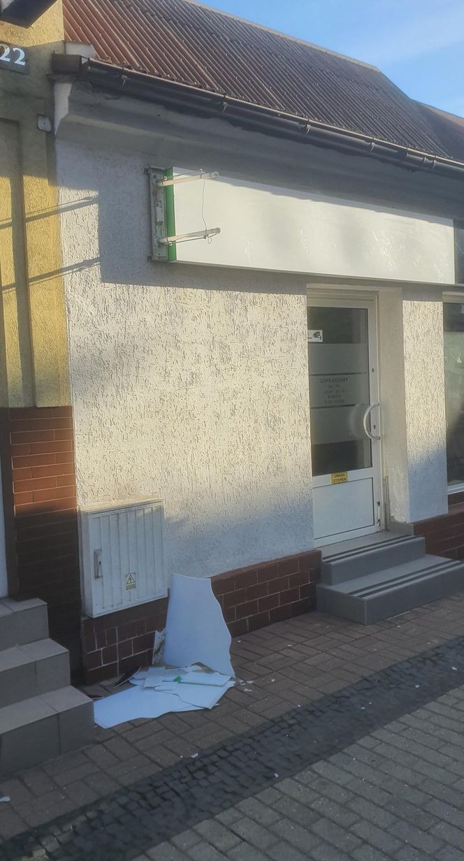 Nie mieli co robić? Dwóch nastolatków zniszczyło baner jednego ze sklepów w Gostyniu