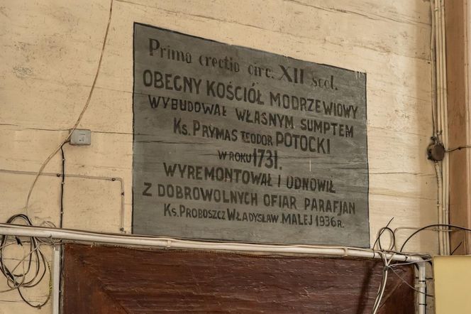 Drewniany kościół pw. św. Apostołów Szymona i Judy Tadeusza.