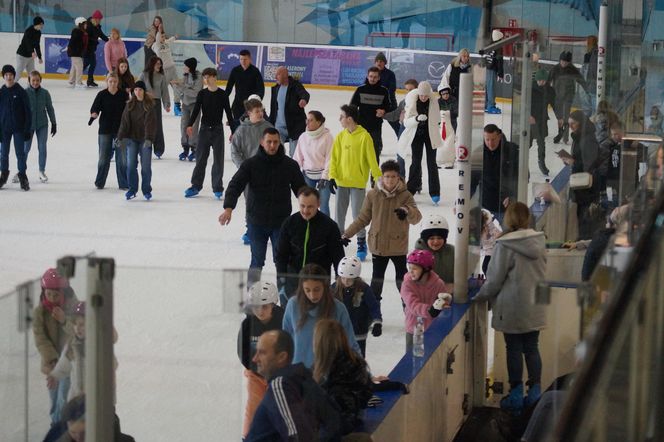 Ferie zimowe na Torbydzie w Bydgoszczy. Lodowisko pęka w szwach