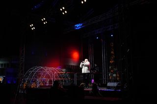 Koncert Gosi Andrzejewicz podczas jarmarku świątecznego na MTP