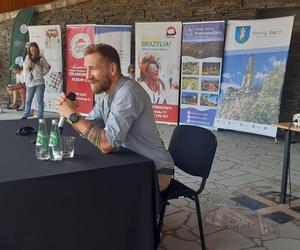 Wycieczka pociągiem czytelników Sądeckiej Biblioteki Publicznej i spotkanie z autorami książek w Piwnicznej 