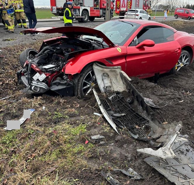 Wypadek w Radziejowie. Piękne Ferrari rozbite, 19-latek ukarany