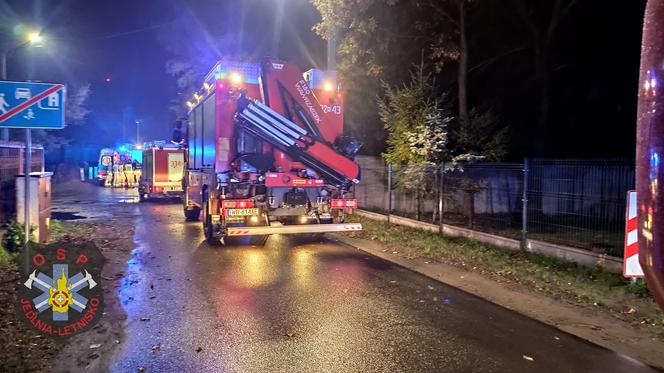 Koszmarny wypadek na torach pod Radomiem! Pociąg huknął w volkswagena. W środku pięcioro nastolatków [ZDJĘCIA]