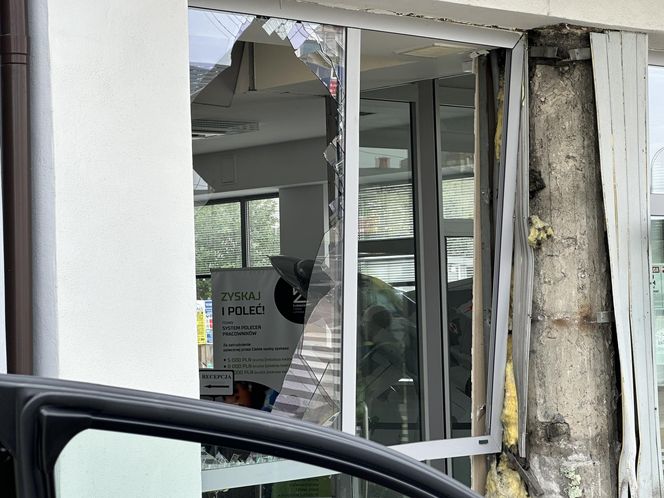 Auto wbiło się w budynek Instytutu Lotnictwa