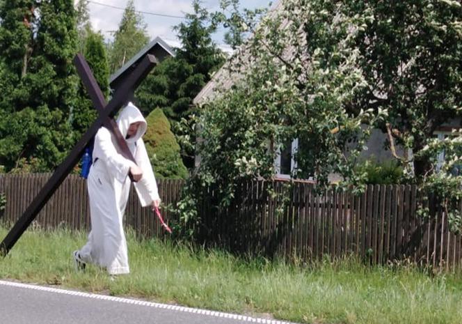 Młody mężczyzna szedł z krzyżem na ramieniu przez Ostaszewo