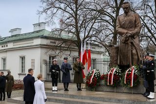 Złożenia wieńców przed pomnikami Ojców Niepodległości: Wincentego Witosa, Ignacego Jana Paderewskiego, Ignacego Daszyńskiego, Romana Dmowskiego, Wojciecha Korfantego i Marszałka Józefa Piłsudskiego.