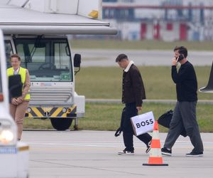 Robert Lewandowski ze szpanerką siatą wysiadł z samolotu