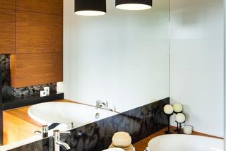 Dekoracja ścian w łazience. Łazienki z cegłą, tapetą, kamieniem, drewnem [ZDJĘCIA]
