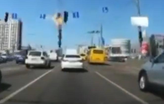 Kierowca z Kijowa oszukał przeznaczenie! Rakieta Putina uderzyła tuż obok samochodu