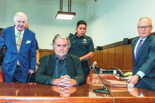 Strateg Trumpa nie przyznaje się do winy