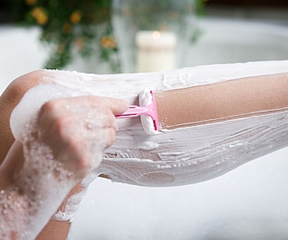 Przed goleniem zdezynfekuj maszynkę spirytusem, a następnie posmaruj depilowaną skórę żelem do golenia.