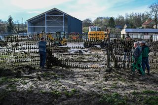 Trwa sprzątanie w Pawłosiowie. Mieszkaniec: szlam jest wszędzie
