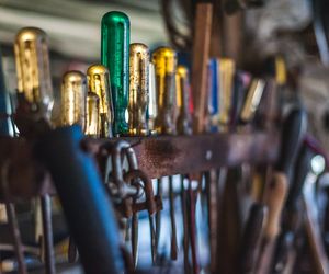 Syn znalazł ojca w kałuży krwi, obok leżał śrubokręt. Podejrzany nawet nie drgnął. Potworna zbrodnia na Mazowszu