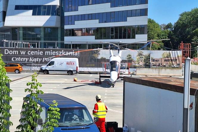 Montaż iglicy na Olszynki Park z użyciem helikoptera