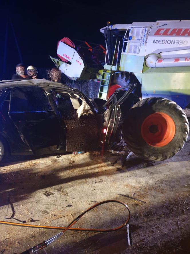 Wypadek w Wietrzychowicach. Dwie osoby nie żyją po zderzeniu samochodu z kombajnem