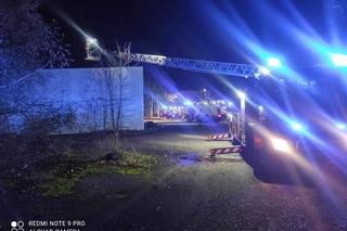Wielkopolskie/ 12 zastępów straży gasiło pożar hali magazynowej w Obornikach