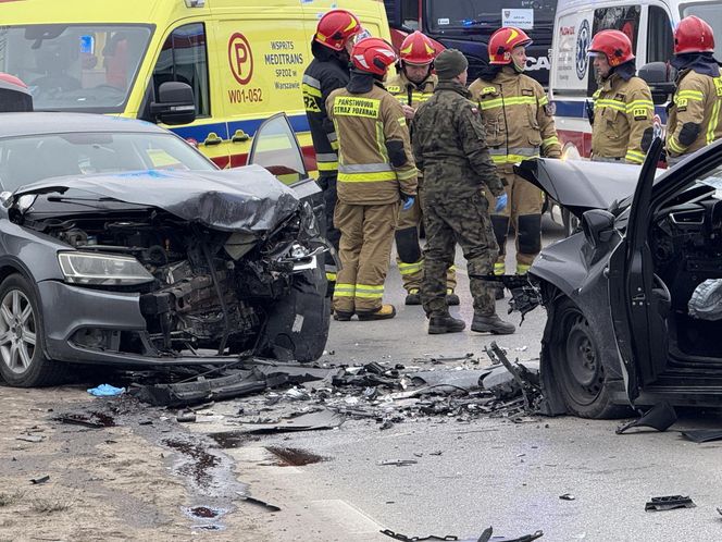 Czołowe zderzenie z nieoznakowanym radiowozem! Ranne cztery osoby, w tym policjanci 