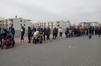 Tłumy przed centrum obsługi uchodźców zlokalizowanym w TAURON Arenie w Krakowie