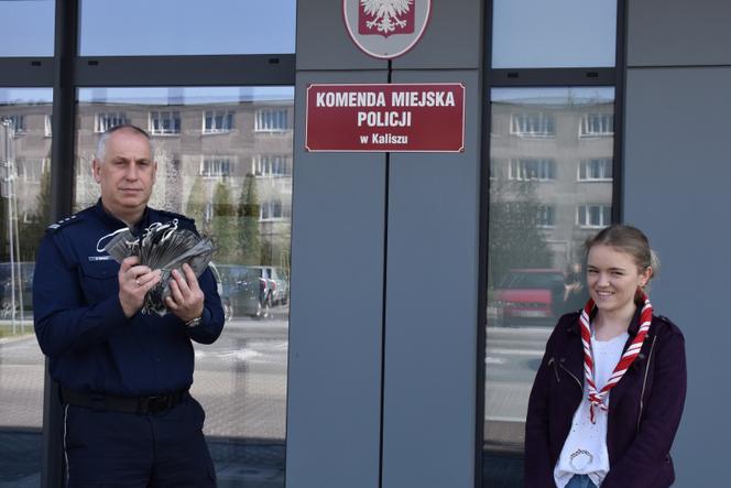 Harcerze z Kalisza wspierają policjantów! Przekazali własnoręcznie uszyte maseczki 