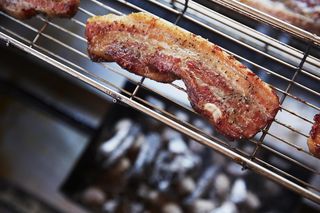 Najlepszy grill na wakacje. Sprzęt musi mieć te pięć cech, żeby nie zawodził