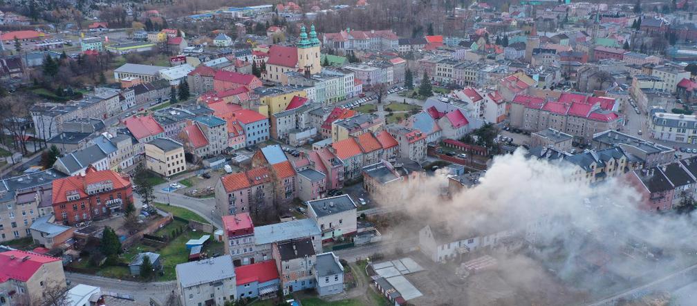 Unikalny widok. Budynek wciąż w dymie