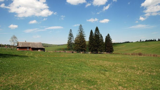 To dawna wieś królewska w Małopolsce. Jej znakiem rozpoznawczym są kamienne krzyże