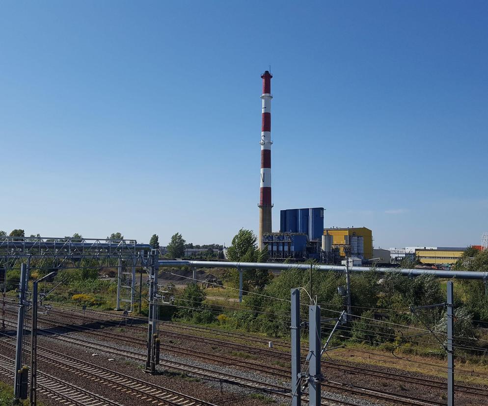 ​Najwyższa budowla w Lesznie przechodzi malowanie. Komin MPEC-u jak nowy