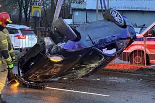 Totalnie roztrzaskał sportowego mustanga. Potworne dachowanie na Radzymińskiej