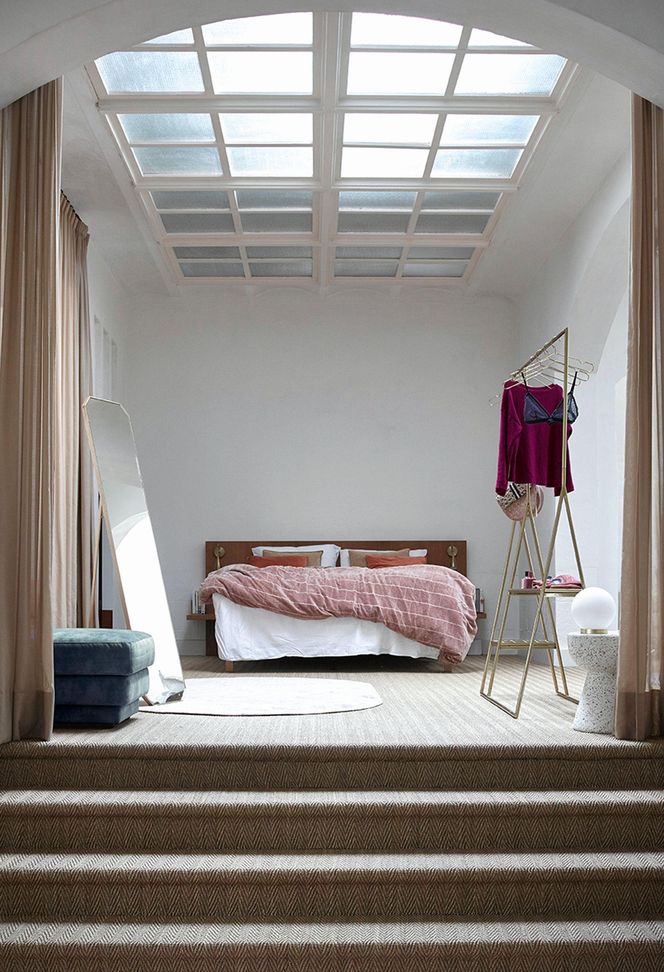 Wnętrza z podestami i podłogą na różnych poziomach