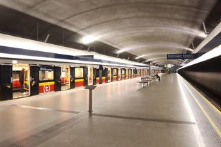 Metro w Warszawie już wozi pasażerów, ale wciąż są drążone nowe linie