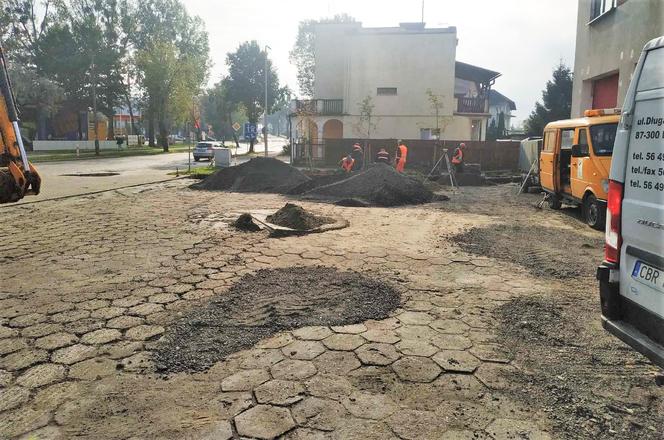 Nowa nawierzchnia asfaltowa przed komendą iławskiej straży pożarnej