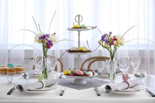 Modne dekoracje stołu na Wielkanoc. Jak nakryć do stołu na Wielkanoc - inspiracje, trendy [WIDEO]