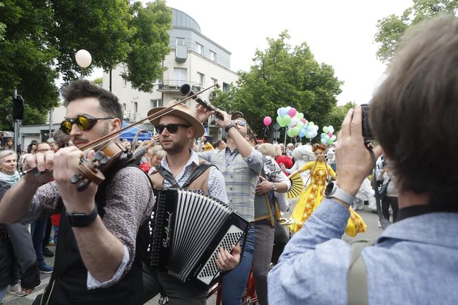 Święto Saskiej Kępy 2025. Kto szedł w paradzie na Francuskiej