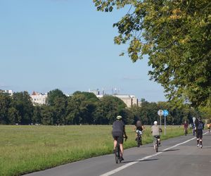 Błonia, ścieżka rowerowa, w tle widać Szkieletor